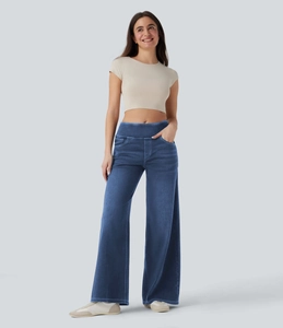 Damen Jeans mit hoher Taille und weitem Bein in Blau kombiniert mit beigem Crop-Top