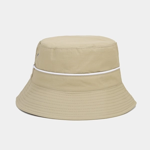 Détail du bob kaki avec rayure blanche, œillets métalliques et coutures de bord renforcées
