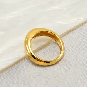 Vue macro d'une bague minimaliste en acier inoxydable plaqué or 18 carats polie