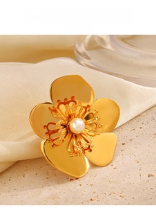 Gros plan d'une bague fleur plaquée or 18 carats avec perle sur soie et fond en pierre