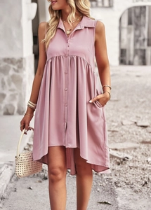 Détail de robe rose sans manches avec ourlet asymétrique, boutons et poches latérales