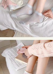 Detail of breathable mesh ankle socks in light grey and pink with ribbed texture