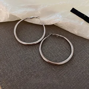 Polished silver hoop earrings with minimalist metal design for a stylish aesthetic look