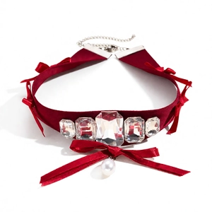 Collier ras du cou en satin rouge avec cristaux carrés et pendentif en perle d'imitation