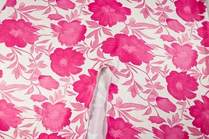 Detail van roze bloemenprint met hoogwaardige stiksels op de lange jurk