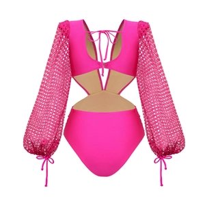 Détail du maillot de bain rose néon avec manches ajourées en maille et découpes à la taille