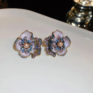 Lavendelfarbene Blumenstecker mit lila Strasssteinen und rosa Perle in der Mitte