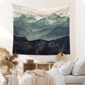 Vista dettagliata dell'arazzo di montagna appeso a una parete della camera da letto