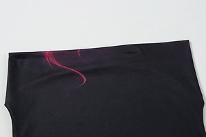 Détail du tissu noir avec imprimé fumée rouge et texture satinée lisse
