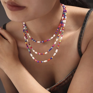 Collier multicouches bohème avec perles d'eau douce et perles de verre sur un modèle