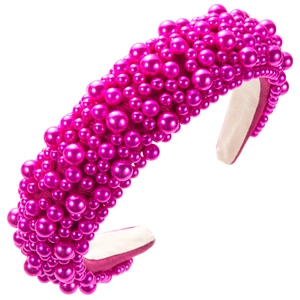 Gros plan sur le bandeau rose rembourré avec perles métalliques sur fond blanc neutre