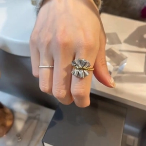Dettaglio dell'anello plissettato bicolore in argento S925 indossato sulla mano