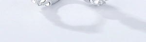 Vue macro de bijoux floraux en métal argenté avec détails en cristaux scintillants
