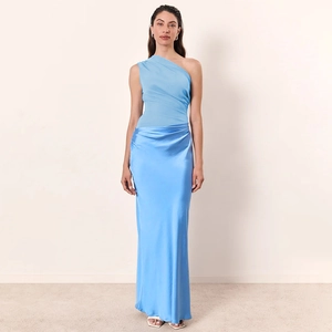 Détail de la robe en satin bleu à une épaule avec texture froncée et coupe ajustée