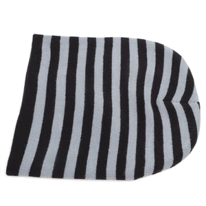 Vue détaillée d'un bonnet en tricot à rayures horizontales noires et grises d'hiver