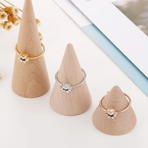 Ensemble de trois bagues fleurs en acier inoxydable doré, argenté et or rose sur bois