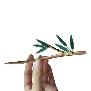 Pic à cheveux style chinois en bois de bambou avec feuilles vertes élégantes pour femmes