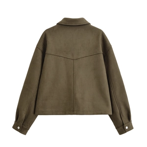 Veste courte femme en daim avec épaules tombantes et col chemise de style utilitaire