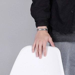 Herren Titanstahl Kielarmband mit silberner Sandoberfläche und wellenförmiger Textur