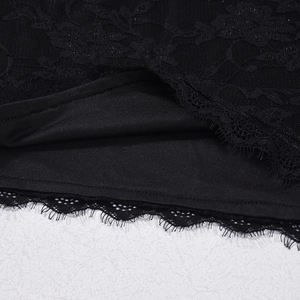 Gros plan sur la dentelle noire et les coutures de la doublure lisse du débardeur ajusté