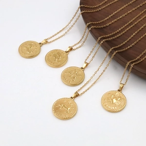 Vue détaillée de pendentifs zodiaque dorés avec placage or 18 carats sur chaînes en acier