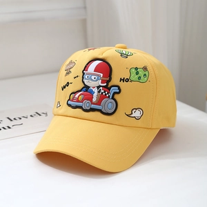 Détail de la casquette jaune enfant avec motif de voiture 3D et broderies fines