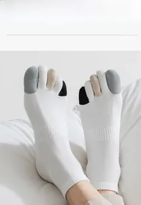 Detail von atmungsaktiven Baumwoll-Zehensocken mit Kontrastfarben an den Zehenspitzen
