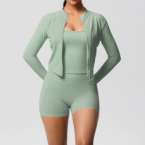 Ensemble de yoga 3 pièces vert sauge pour femme avec veste zippée, brassière et short