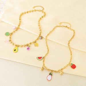 Colliers en acier inoxydable avec pendentifs fruits comme avocat et pastèque sur soie