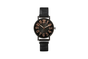 Détail d'une montre à quartz noire avec chiffres 3D or rose et bracelet milanais