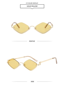 Détails macro des verres losange jaunes et de la monture métallique dorée des lunettes