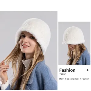 Chapeau bob d'hiver en fausse fourrure pelucheuse pour femme avec doublure chaude et design blanc