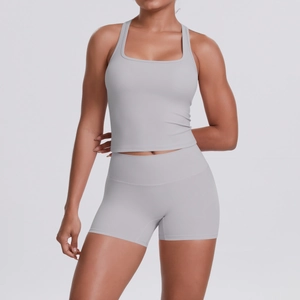 Détail du tissu brossé gris clair sur le haut de sport et le short de yoga gainant