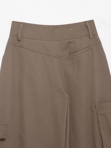 Détails de la taille haute et poches cargo sur ce pantalon de travail marron en coton