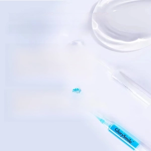 Detail of 35% Carbamide Peroxide teeth whitening gel and soothing pen in professional kit