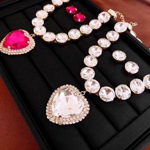 Vintage-Luxus-Herzschmuck-Set mit funkelnden Strasssteinen in Rot und Weiß Optionen