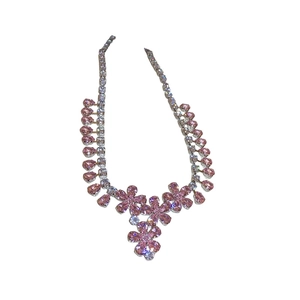 Collana con fiori in gemme rosa e zirconi brillanti su una catenina d'argento fine