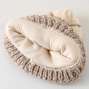 Berretto in maglia a righe per bambini con fodera beige calda per l'inverno