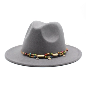 Détail du chapeau Fedora en laine grise avec ruban décoratif perlé de style bohème