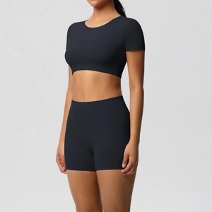 Detail eines schwarzen Yoga-Sets mit gepolstertem bauchfreiem Oberteil und Sport-Shorts