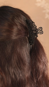 Close-up of a 9cm black hollow alloy hair claw clip worn by a model in vintage style