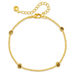 Detalle del cierre de langosta y la cadena de extensión en la pulsera de ámbar dorado