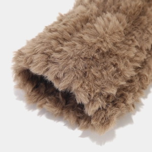 Gros plan sur la texture douce de la fausse fourrure brune de l'ensemble d'hiver