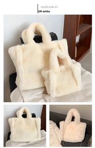 Détails du sac fourre-tout en peluche crème et du petit sac à bandoulière à chaîne