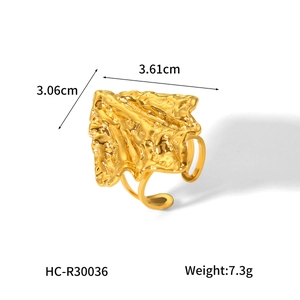 Detail view of gold hammered stainless steel ring with size 3.06cm x 3.61cm and 7.3g weight