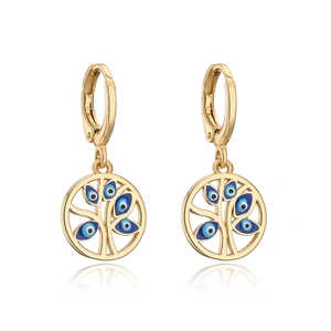 Detailansicht der goldenen Ohrringe mit Lebensbaum-Motiv und blauen Emaille-Augen-Anhängern