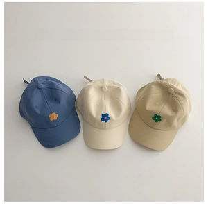Détail de casquettes de baseball en coton pour enfants avec broderie florale