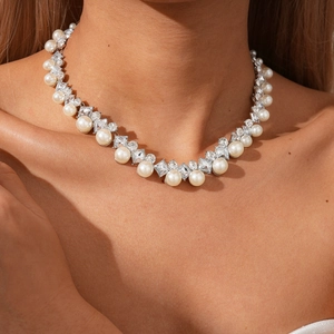 Gros plan d'un collier élégant en perles et zircons carrés sur le cou d'un mannequin