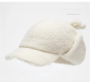 Détail d'une casquette de baseball en laine d'agneau blanc cassé avec protège-oreilles
