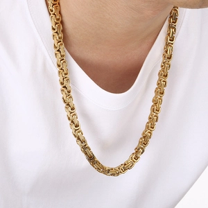 Collier byzantin doré en acier inoxydable pour homme porté sur le cou du mannequin